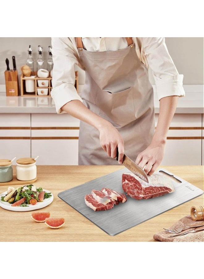 لوح تقطيع شديد التحمل من الفولاذ المقاوم للصدأ 304 للمطبخ، مثالي للتقطيع والفرم والخبز وتحضير اللحوم والجبن والخضراوات والفواكه، 23 × 34 سم - Image 2